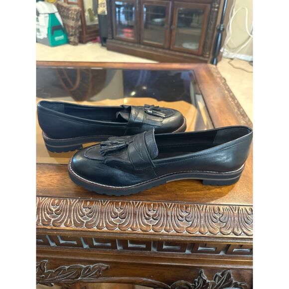 Women’s Osos Classic Tasseled Loafers. Size 9 - Picture 2 of 5